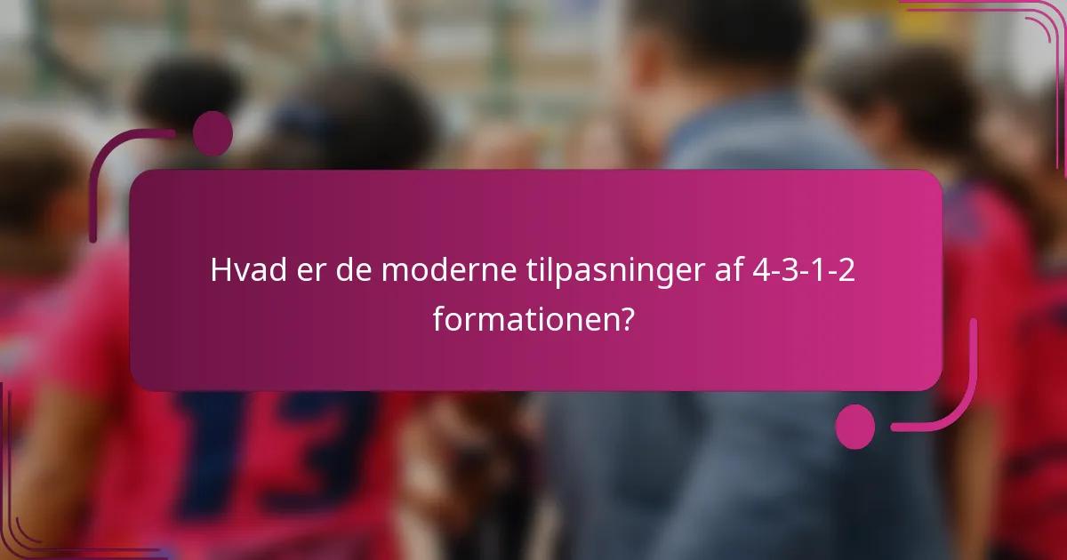 Hvad er de moderne tilpasninger af 4-3-1-2 formationen?